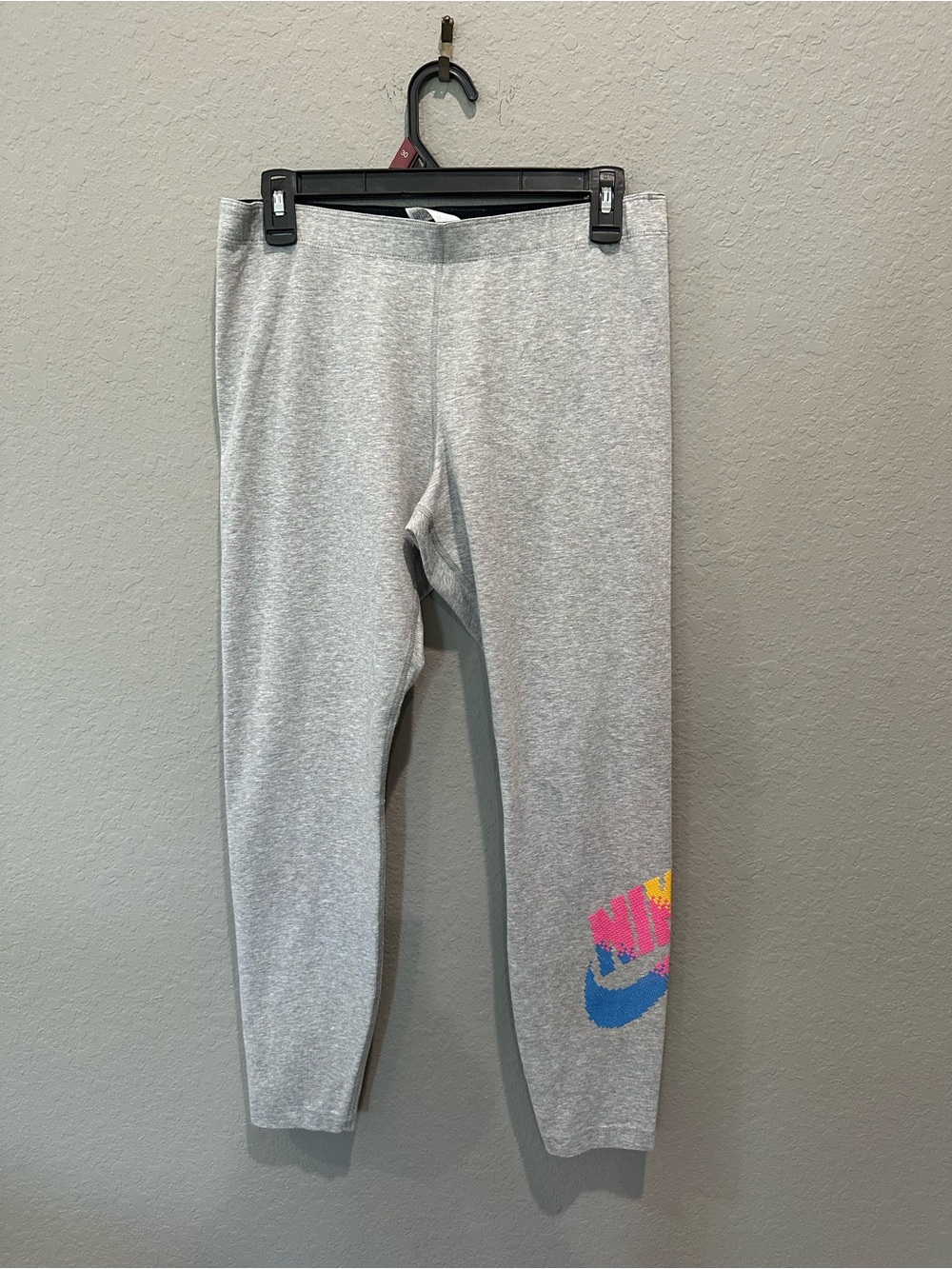 Nike grey leggings 27” inseam women’s Sz L GUC